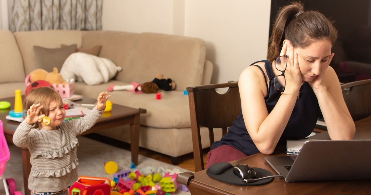 Donna che deve decidere tra carriera e famiglia